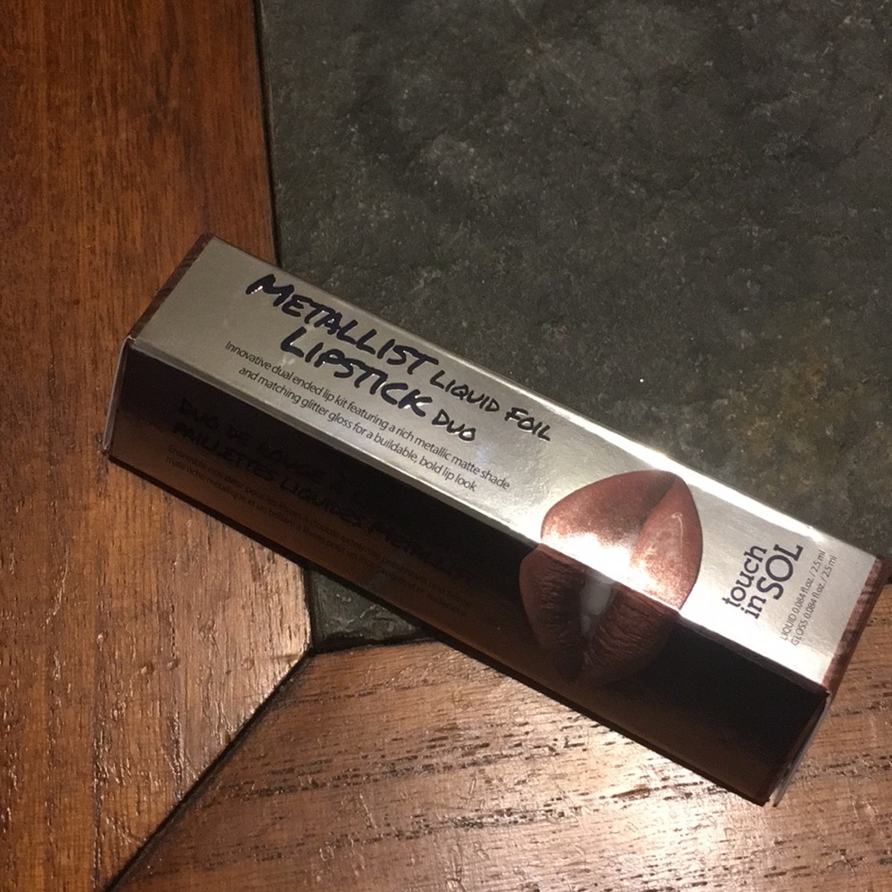 Metallic liquid lipstick